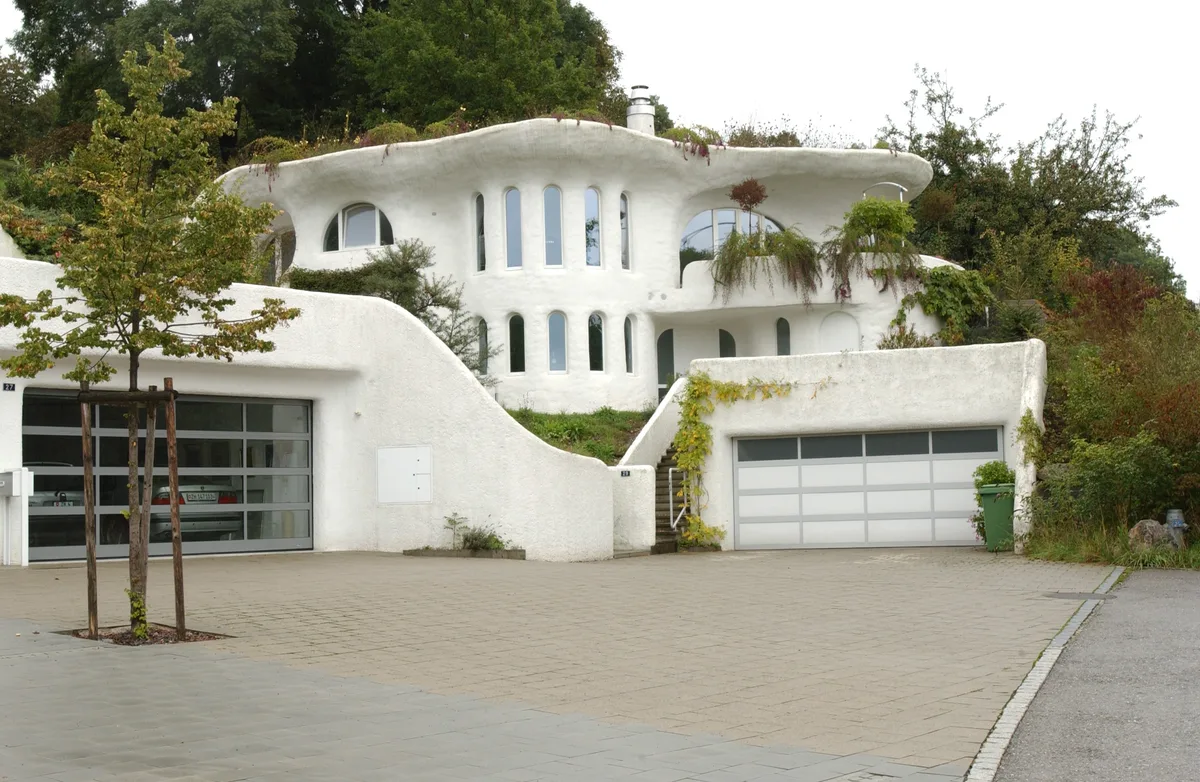 Walter Andreas Müllers Erdhaus hat der Architekt Peter Vetsch konzipiert. Das Erdhaus von Walter Andreas Müller ist rund und weiss und sieht doch aus wie ein kleiner Palast.